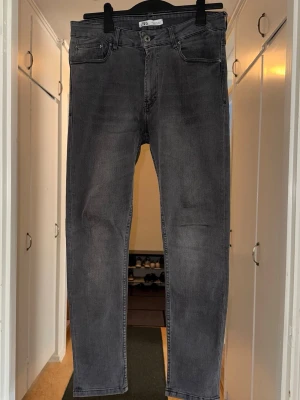 Zara jeans - Fraktar inom 24h✅Zara  jeans Eu strl 44. Midja ca 42cm längd ca106 cm, passar S/M. Jeansen sitter skinny/slim.