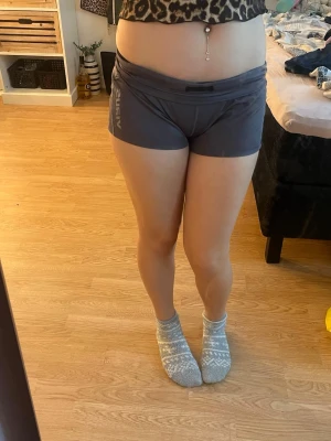 Tränings shorts - Fina tränings shorts som passar perfekt till gymmet eller idrott, de är tyvärr för stora för mig så kan ej använda skriv om du undrar nåt 