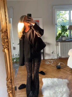 Svarta spetsbyxor  - Svarta spetsbyxor från Boohoo med inbyggda shorts. Storlek M, men passar även dig som vanligtvis har S. Använda fåtal gånger och i fint skick🤍  Hör av dig vid frågor!
