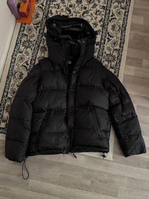 Burberry jacka  - Säljer en jätte snygg jacka som passar till många stilar och är perfekt nu när vintern är snart här. Inget är fel med den bara att den är lite sönder längst ner men man ser inte det när du har på dig jackan 