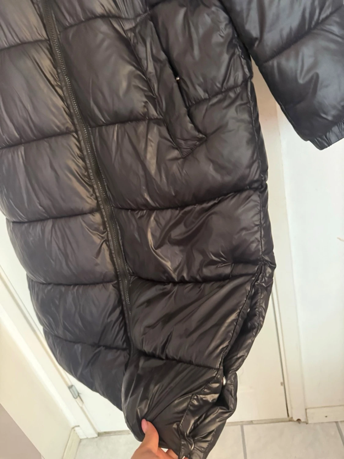 Lång svart dunjacka med huva - 3