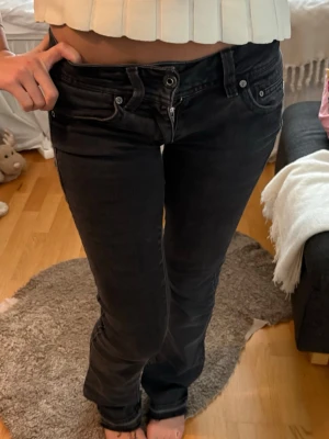 Svarta G-star raw jeans!!!❤️‍🔥 - Snygga svarta jeans med låg midja från märket g-star raw❤️‍🔥❤️‍🔥❤️‍🔥❤️‍🔥 Jeansen är väldigt mjuka och väldigt stretchiga, dom är ganska använda, samt insydda i låren men på ett sätt som inte syns! (Där av lägre pris) annars bra skick❤️‍🔥 midjemått: 33cm. Innebenslängd: 83cm (storlek w25/L34)
