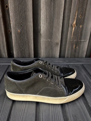 Lanvin Cap Toe  - **Lanvin Cap Toe Sneakers**  * Storlek: UK 10 / EU 45 * Skick: 7/10, Lätt slitage generellt, lite repad glans * Tillbehör: Dustbag * Nypris: ca 5 200 kr * 100% autentiska