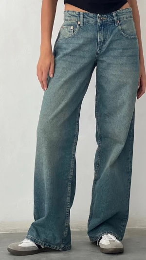 Motel rocks low-rise parallell jeans - Motel rocks jeans i färgen vintage blue green med rak passform. Köptes för 65 euro för något år sedan och har bara test-använts en gång men jag föredrar bootcut så det var inget för mig i slutändan. De är lite för långa på mig därför finns det ett litet skav längst ner på vänster byxben (se sista bilden). Stl. W28 L32, ungefär M. Har aldrig tvättats. Skriv för fler mått så löser jag det.