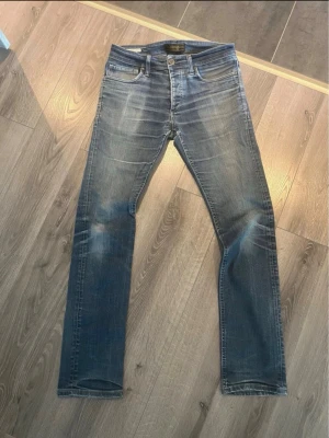 Jack&Jones jeans premium  - Säljer dessa tvärfeta Jack and Jones jeansen i Clark regular fit modell, premium jeans specialtillverkade med sjukt snygg design och fade. Storlek w30 L32. Sällsynta, on of a kind. Skriv gärna vid intresse!