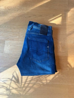 Mörkblå slim jeans - W29 L32 ,snygga mörkblå skinny jeans med klassisk femficksdesign och smal passform. Jeansen har en djup indigo färg med lätt slitning framtill och är tillverkade i stretchigt denimtyg för extra komfort. Perfekta för en trendig och avslappnad look.