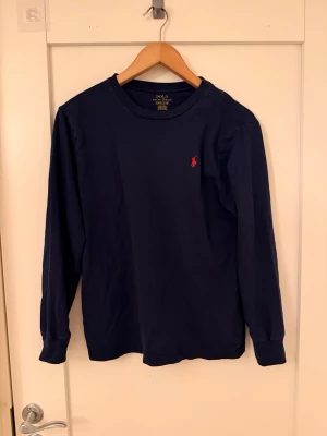 Polo Ralph Lauren långärmad tröja  - Hejsan! Säljer denna tröja för att den blivit för liten för mig. Vet inte riktigt hur jag fick den och vet inte därför om den är helt äkta men en riktigt snygg tröja nu till vintern. Den är i barn L strl eller också kallat 160 strl, inga fläckar eller skador på den så riktigt bra skick. De är bara höra av sig de är nånting du undrar över //Axel H.