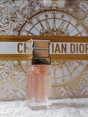 10ml Dior Rose Serum + Påse - Dior Prestige La Micro-Huile De Rose Advanced Serum TRAVEL 10ml   Org price 1000kr / 10ml  Ny & oanvänd + kommer med påse ♡ obs: filmar förpackning och vägning av alla mina annonser för säkerhet