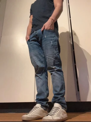 Jack and Jones jeans  - Säljer dessa riktigt feta Jack and Jones jeans med lite slitningar och sitter perfekt med häng dom är i storlek 30 32. Skriv gärna vid funderingar och kom gärna med pris förslag🤝