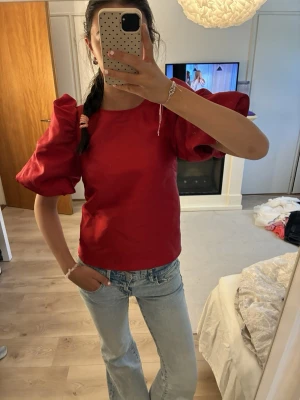 Röd topp - Kommer sälja denna snygga röda topp på min plick liveshow söndag 23/8 19:00 där man kommer se plagget närmare 💌