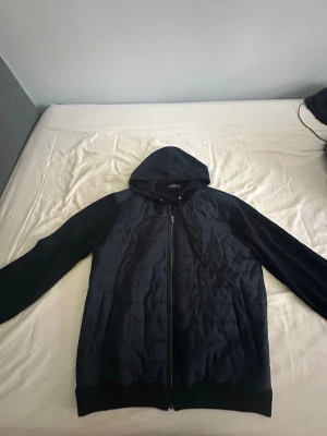 Mörkblå hoodie cardigan - Stilren mörkblå cardiganjacka med huva och hel dragkedja framtill. Jackan har långa ärmar och ribbade muddar vid ärmslut och nederkant. Perfekt för lager-på-lager och chill vardagsstil.❗️Pris kan diskuteras❗️