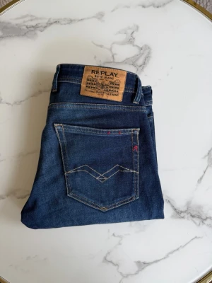 Mörkblå Replay jeans Grover  - Mörkblåa replay Jeans storlek W31 L32 Model Grover. Snygga jeans som passar nu till hösten och till skolstarten. Jeansen är i utmärkt skick och inga skador alls. Hör av er vid frågor och och vid köp = Frakt senast dagen efter. 