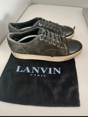 Lanvin skor  - Säljer nu ett par lanvin skor i hyfsat skovla skulle jag själv säga men man avgör de själv utifrån bilderna såklart, uk 7 passar 41-42