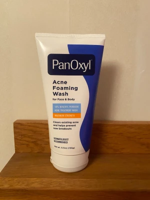 PanOxyl Acne Foaming Wash  - Helt ny PanOxyl Acne Foaming Wash  Köpt i USA, den inte går att köpa i Sverige. Funkar superbra för både ansikts och kroppsacne! Jag köpte flera stycken men behöver inte alla, så säljer vidare några. Tipsar verkligen om den, särskilt om du har kroppsacne som är svår att få bort! 🤍 Helt ny och oanvänd. 