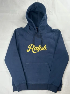 Ralph Lauren hoodie herr, storlek S  - Ralph Lauren hoodie, använd ish 3 ggr. Nyskick. Om färgen ser fläckig/ojämn/solblekt ut är det endast pga dåligt fotoljus, den är som sagt i nyskick. Storlek M men är liten i storleken och passar därför som en S. 