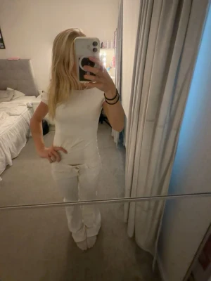 Vit tight tröja med öppen rygg - Snygg vit tight tröja med korta ärmar och öppen rygg. Perfekt för dig som vill sticka ut med en stilren och cool outfit. Den har en liten fläck på magen men inget man tänker på