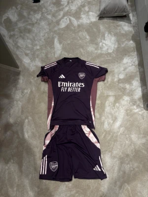 Arsenal set - Riktigt snyggt, knappt använd, passar Stl L