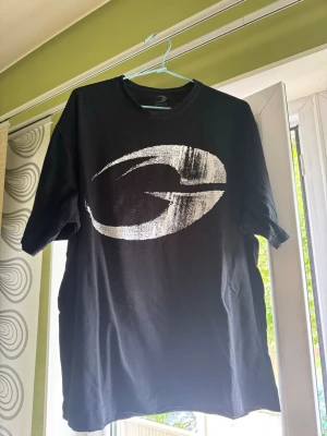 Svart gym t shirt - Säljer en gasp tröja i storlek xs passar som S den är använd men fortfarande i bra skick utan några defekter!😌