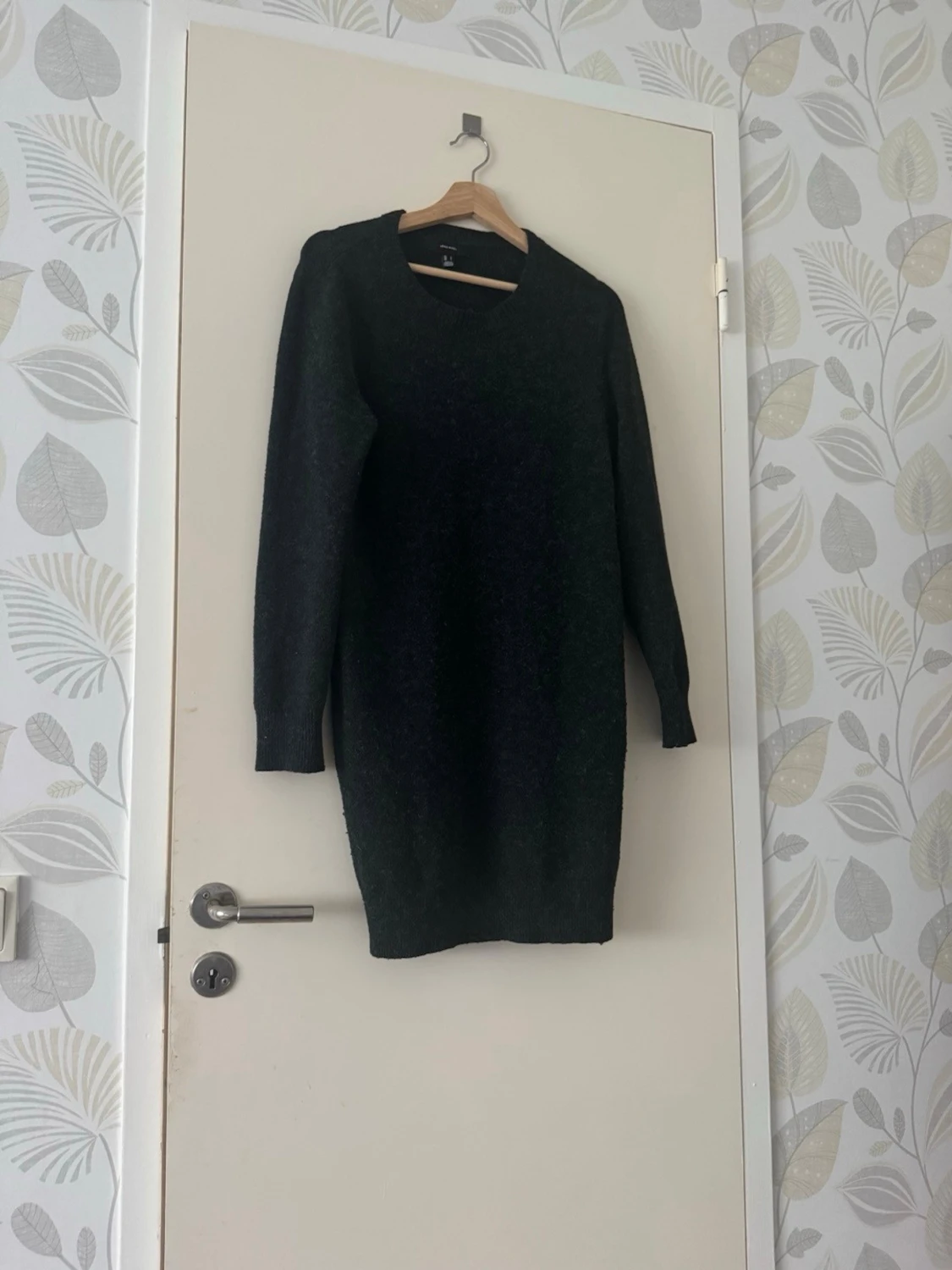 Mörkblå stickad klänning med polokrage - 1