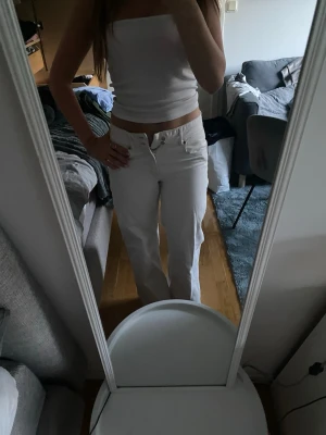 Vita jeans - Säljer dessa snygga vita jeans för dom e för små!!