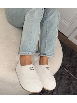 Vita loafers äkta mocka . Mjuka och lätta  - Säljer ett par vita loafers Mulles  med chunky sula och rundad tå. Skorna har en stilren design med M logga broderad på ovandelen. Tillverkade av äkta läder mocka  som ger en clean look och passar perfekt till jeans eller kjol.