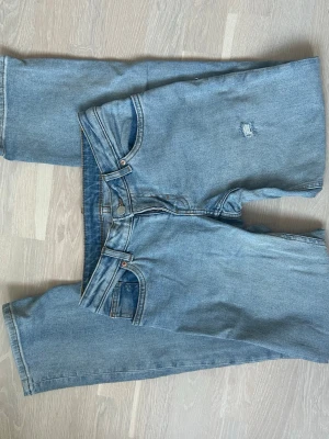Raka jeans med slitningar - Raka lågmidjade jeans med slitningar från Monki. Säljer då jag inte använder de längre.🩷