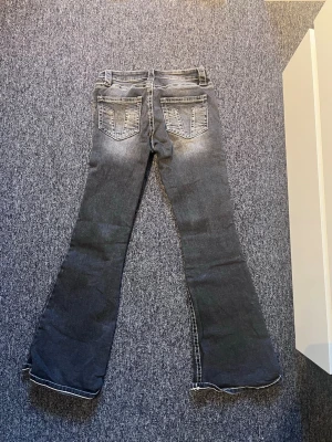 Bootcut jeans från Gina Tricot - Snygga bootcut jeans från Gina Tricot.  Storlek M. Använts få antal🩷