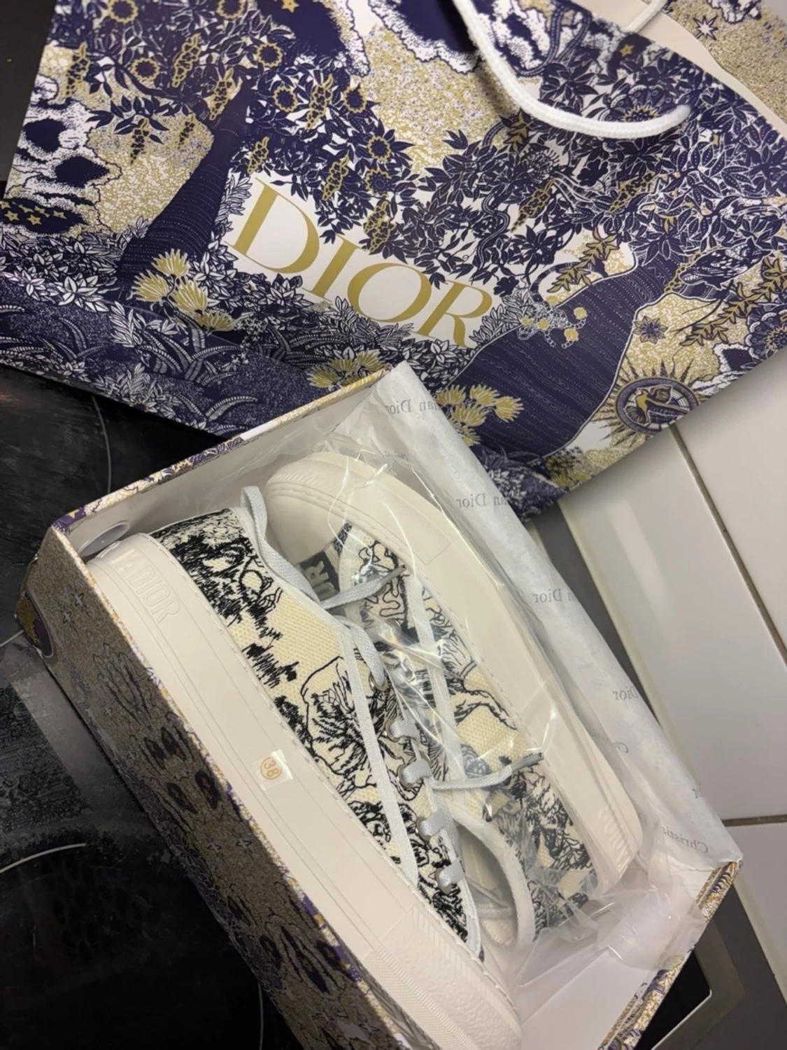 Dior sneakers med svartvitt mönster - 2