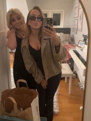 Beige mockajacka med dragkedja - Hej sötnosar! Säljer denna beige bruna jackan från Missay då jag inte längre använder den! Pris kan självfallet diskuteras! Den är i storlek S men passar även M perfekt!