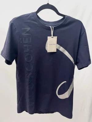 Jacob Cohën T-Shirt Navy - Riktigt stilren och unik tshirt från det exlusiva märket Jacob Cohën! Nyskick med tags. Storlek M, sitter normalt. Kontakta mig för fler frågor och funderingar!