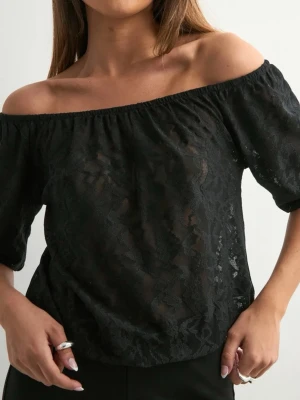 Svart offshoulder spetsblus från Nelly - Säljer en svart offshoulder blus från Nelly i genombruten spets. Lånade första bilden.