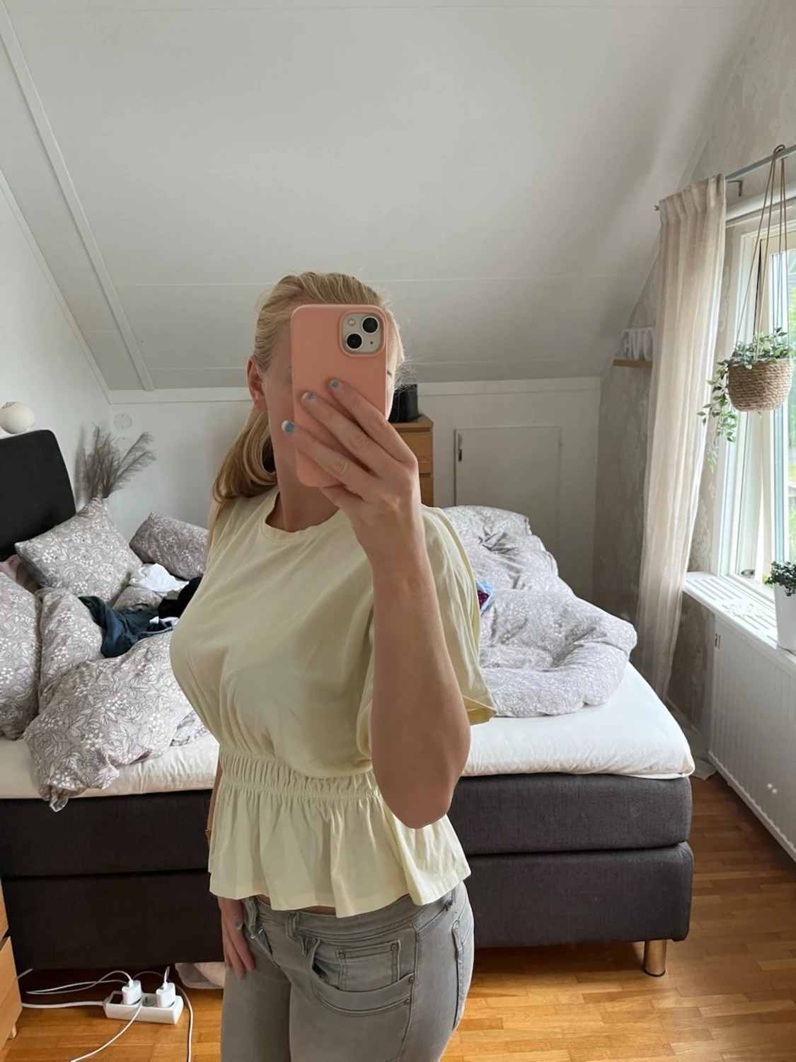 Ljusgul topp med volang och resår - 1