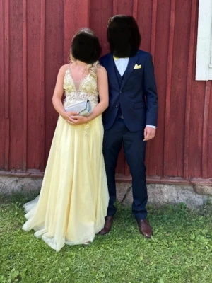 Gul balklänning💛 - Säljer nu min balklänning som endast används en gång🥰 Elegant ljusgul balklänning med djup v-ringning och tunna axelband. Överdelen har vackra spetsdetaljer med pärlor och kristaller, medan kjolen är i ett flytande, tunt material. Kemtvättas innan frakt💛 Klänningen har öppen rygg och passar perfekt till bal eller student.  Är öppen för prisförslag, skriv vid några funderingar av mått eller liknande🥰❤️