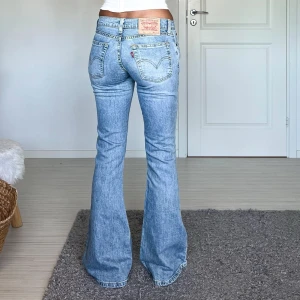 Levis - Midjemått: 37cm rakt över, innerbenslängd: 80cm 💗