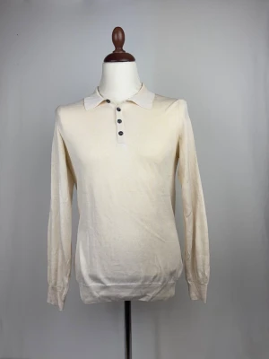 Oscar Jacobson Tröja - 🌸 INFO OM PLAGGET 🌸  ☑️ Märke: Oscar Jacobson ☑️ Storlek: Small ☑️ Färg: Cremevit ☑️ Skick: ⭐⭐⭐⭐⭐  ✨ Detaljer: ☐ Inga hål ☐ Inga fläckar ☐ Nytvättad ☐ Rökfritt hem ☐ Djurfritt hem  📏 Passform: ☑️ Normal   📦 Skickas snabbt. 💬 Skriv gärna om du vill ha fler bilder eller mått. 🤍 Paketrabatt vid köp av flera annonser. 🌟 Titta gärna på mina andra annonser!