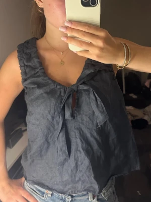 Linne topp med knytning  - Snygg linne topp med knytning i bystet😍