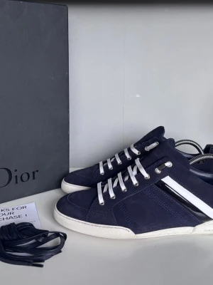 Dior B18 GAT sneaker - Säljer ett par sjukt feta dior skor i storlek 41, cond 10/10 endast testade, nyskick. Kommer med OG box och extra snören   Nypris £415 / 5350SEK