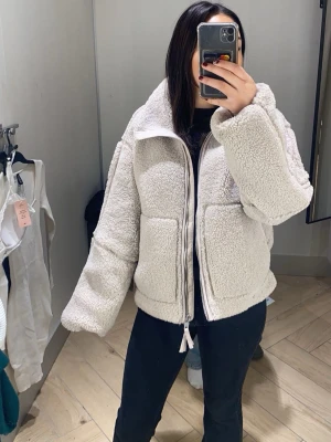 Beige teddyjacka från H&M - Säljer min fina beiga teddyjacka från H&M som är jätte skön och passar till allt! Storlek S men den passar de flesta eftersom den ska vara lite större. Själv är jag vanligtvis en S
