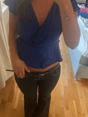Topp  - Säljer en jättefin topp i en väldigt fin blå färg. Använd ett fåtal gånger, Zara Woman, stl.S