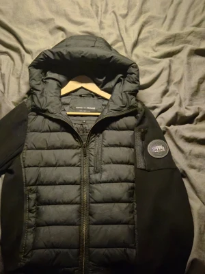 Supply and demand cardigan  - Byter min supply & demand cardigan mot annan jacka/väst/cardigan för jag tröttnat på denna. Riktigt snygg jacka och är i bra skick kan även säljas till rätt pris bild med den på går att lösa mindre