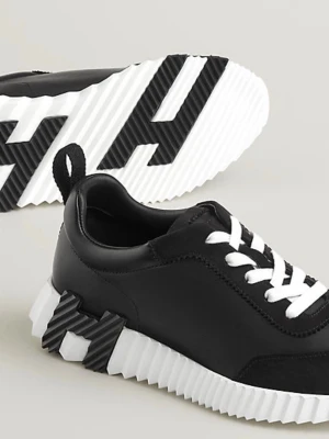 Svarta sneakers med vit sula - Stilrena svarta sneakers med chunky vit sula och svarta detaljer. Skorna har vita snören och en unik sula med svart mönster på undersidan. Ovandelen är i slätt material och skon har en låg profil som passar till många olika stilar.
