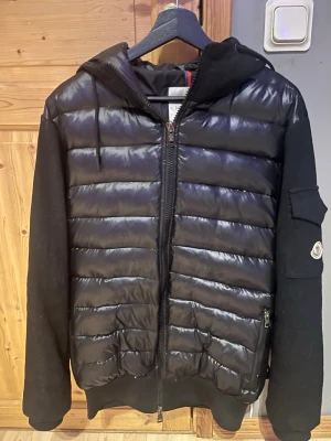 Moncler cardigan - Säljer min gamla moncler jacka. Den är fodrad så den håller värmen och är skön. Köptes här på plick. Passar både s och m