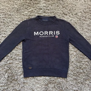 Stickad Morris tröja - Säljer denna riktigt feta Morris tröja i strl XS Skick 9/10 Hör gärna av er vid frågor⭐️