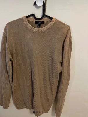 Beige långärmad från SMOG aldrig använd!  - Säljer denna otroligt fina tröja från SMOG i storlek S. Tröjan är helt oanvänd och i nyskick – perfekt för dig som vill ha ett fräscht plagg till ett bra pris! 🤩  Storlek: S Nypris: 120 kr  Hör gärna av dig om du har några frågor eller vill se fler bilder!
