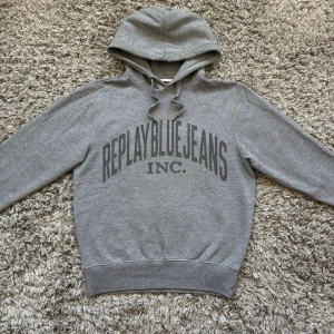 Replay hoodie - Säljer denna riktigt feta replay hoodien!⭐️Storlek S!🤝Skick : 9/10!👍Hör gärna av er om ni har funderingar!🙌