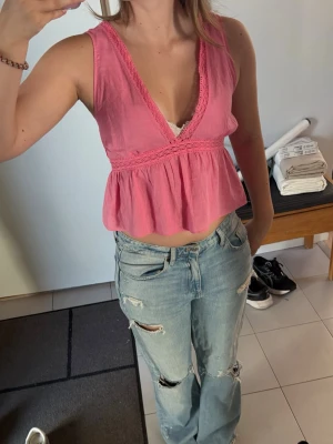 Rosa topp från Zara - Säljer en söt rosa topp från Zara med spetsdetaljer och v-ringning. Passar S-M. Aldrig använd💞