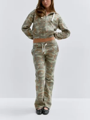 Mjukisset camouflage  - Säljer detta supersnygga och sköna mjukisset från Gina Young. De är använt en del men fortfarande i bra skick. Tyget på byxorna är väldigt stretchigt och töjbart. Setet säljs originalt var för sig. Storlek S på båda. Hör av dig vid frågor 💚