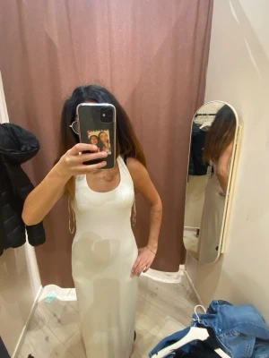  halterneck klänning - Säljer en krämvit halterneck klänning från Gina tricot💕 kommer ej till användning längre. Fin, stretchiga och mjuk klänning utan defekter och passar en lugn look och som man kan ha på semestern❤️