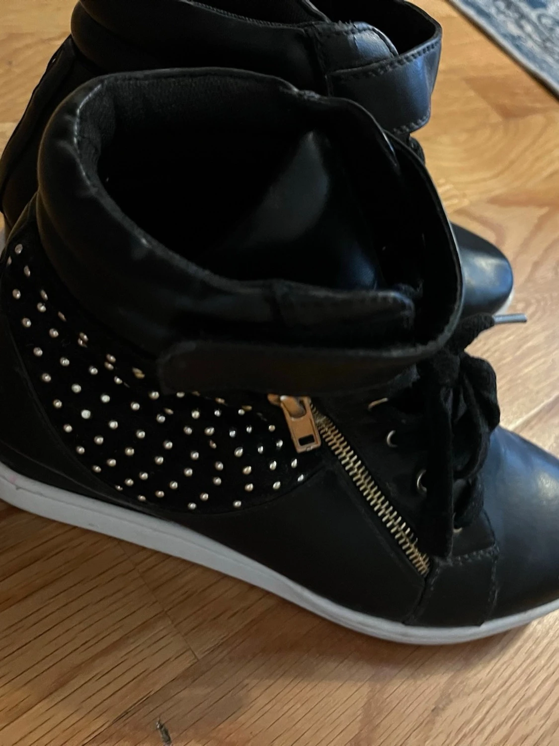 Svarta sneakers med nitar och dragkedja - 5