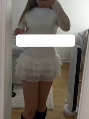 Vit kort volangklänning - Söt vit kort klänning med volangkjol och långa ärmar. Klänningen har en figurnära passform och är tillverkad i ett lätt, tunt material som ger en romantisk känsla. Perfekt för dig som gillar en feminin och trendig stil💗🍾